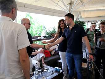 Βόλτα στο Μοναστηράκι για τον Στέφανο Κασσελάκη