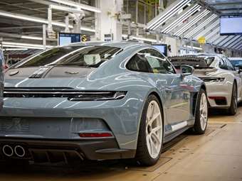 Δείτε πώς φτιάχνονται οι συλλεκτικές εκδόσεις της Porsche 911 (εικόνες)