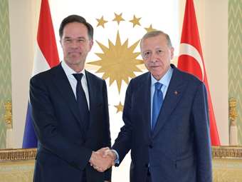 Διαδοχικές συναντήσεις Ερντογάν με Στάρμερ, Μερτς και Μακρόν στη Χάγη