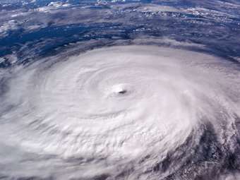 Ο τυφώνας Κατζίκι πλησιάζει απειλητικά το Βιετνάμ - Πάνω από 325.000 κάτοικοι εγκαταλείπουν τα σπίτια τους