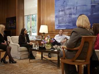 Η στήριξη των οικογενειών για την αντιμετώπιση της υπογεννητικότητας θέμα της συζήτησης Μητσοτάκη με γυναίκες στο Μαξίμου