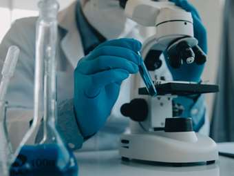 Οι 4 καρκίνοι που αυξάνονται στους κάτω των 50 ετών: Μαστού, παχέος εντέρου, νεφρών και της μήτρας