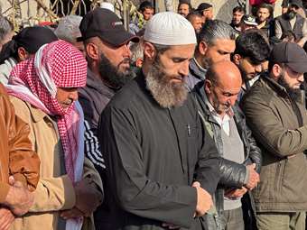 Συρία: Χιλιάδες διαδήλωσαν για την πρώτη επέτειο από την έναρξη της πτώσης του Άσαντ - Στο στόχαστρο και το Ισραήλ