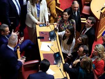 Εγκρίθηκε με 175 ψήφους το νομοσχέδιο για τον γάμο ομοφύλων - 106 "ναι", 21 "όχι", 31 αποχές από τη ΝΔ