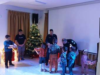 Χριστουγεννιάτικη γιορτή με δώρα για τους επτά μαθητές στο Αγαθονήσι