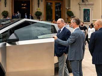 Ο Αλβέρτος του Μονακό πήρε το πρώτο Tesla Cybertruck στην Ευρώπη (εικόνες)