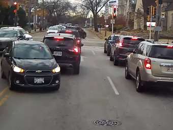 Οδηγός λεωφορείου έγινε ηρωίδα σώζοντας μια ζωή στον δρόμο (+video)