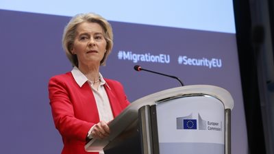 Σκληραίνει τη γραμμή της η ΕΕ ενάντια στη διακίνηση μεταναστών - Μήνυμα φον ντερ Λάιεν από τις Βρυξέλλες