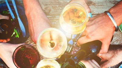 Πόσες θερμίδες έχει ένα ποτήρι κρασί, η μπύρα και άλλα ποτά