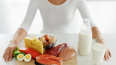 Έρευνα βάζει στοπ στις ακραίες δίαιτες - Ποια η σχέση λιπαρών και υδατανθράκων με τη μακροζωία