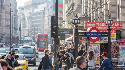 Ηνωμένο Βασίλειο: Επιβραδύνονται οι λιανικές πωλήσεις παρά τις εκπτώσεις της Black Friday