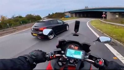 Μοτοσυκλετιστής γλιτώνει παρα τρίχα το ατύχημα-δείτε τι κάνει μετά