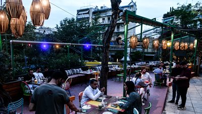 "Καφε - οικονομία" η Ελλάδα με στροφή σε κλάδους χαμηλής παραγωγικότητας όπως η εστίαση και ο τουρισμός