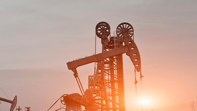 Πώς ο Τραμπ οδηγεί τον κόσμο πίσω στο πετρέλαιο και το φυσικό αέριο