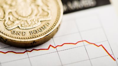 Βρετανία: Βουτιά για τη στερλίνα μετά την ομιλία - έκπληξη της Ριβς