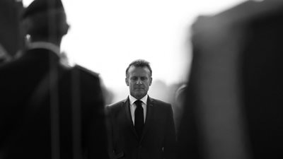 Καθώς η Γαλλία "καιγόταν", ο Μακρόν κοίταζε στη διεθνή σκηνή για να προστατεύσει την κληρονομία του