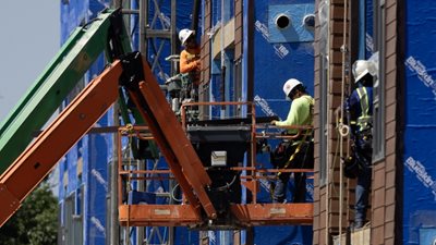 ΗΠΑ: Εκρηκτική αύξηση μισθολογίων αλλά και άνοδος της ανεργίας στο 4,4% τον Σεπτέμβριο