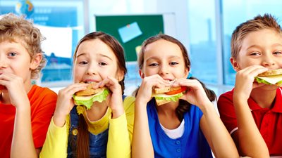 Έκθεση σε διαφημίσεις πρόχειρου φαγητού αυξάνει την κατανάλωση θερμίδων στα παιδιά