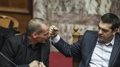 Βαρουφάκης για Τσίπρα: Θέλει να παρουσιάσει την ενοχή του ως αφέλεια – Προσχώρησε στο μπλοκ των Τροϊκανών κάνοντας το "όχι", "ναι"