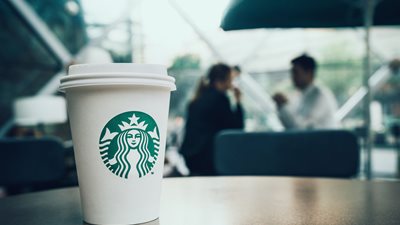 Starbucks: Αυξήθηκαν οι συγκρίσιμες πωλήσεις το τελευταίο τρίμηνο