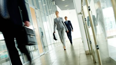 Μεγάλη άνοδος στο μισθολογικό κόστος  - Πτώση στις κενές θέσεις εργασίας