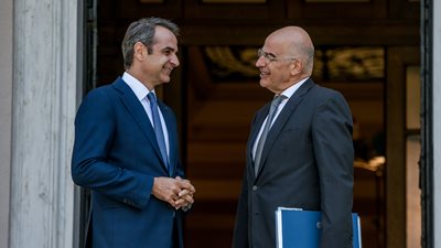 Οι λεπτές ισορροπίες στη σχέση Μαξίμου - Δένδια