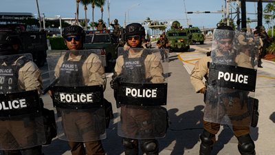 Η κυβέρνηση Τραμπ ανέφερε ότι άνδρας άνοιξε πυρ κατά της αστυνομίας μετανάστευσης στο Σικάγο