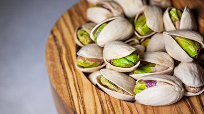 Έξι φαγητά που πρέπει να τρώμε περισσότερο μετά τα 60 μας σύμφωνα με τους διατροφολόγους