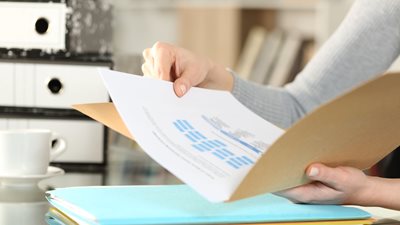 Ελεύθεροι επαγγελματίες: Ποιοι δεν θα φορολογηθούν με βάση το τεκμαρτό εισόδημα και ποιοι θα έχουν μείωση 50%