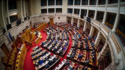 Κριτική και "πυρά" στην Κυβέρνηση για αντιθεσμικότητα εκτός και εντός Ν.Δ