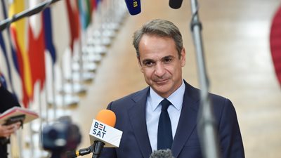 Politico: Ο Κ. Μητσοτάκης πιέζει την ΕΕ για κοινό δανεισμό για την άμυνα