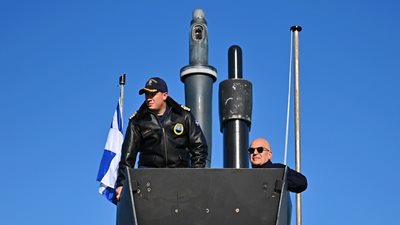 Ο Ν. Δένδιας παρακολούθησε βολή νέου τύπου τορπίλης από το υποβρύχιο "Πιπίνος"