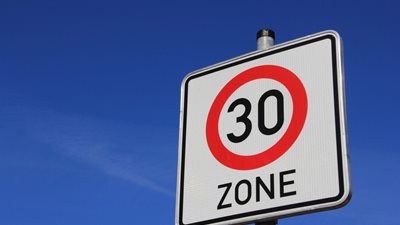 Όριο ταχύτητας 30χλμ./ώρα: Τελικά είναι εκνευριστικό ή σωτήριο;