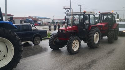 Συγκέντρωση αγροτών έξω από το γραφείο του Κ. Τσιάρα στην Καρδίτσα