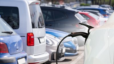 Συνεχίζεται η πτώση στα ηλεκτρικά - Απογειώνονται τα plug-in υβριδικά στην ελληνική αγορά αυτοκινήτου