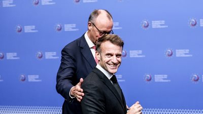 Spiegel: Μακρόν και Μερτς εμφανίζονται επιφυλακτικοί απέναντι στην πίεση των ΗΠΑ για ειρήνη στην Ουκρανία