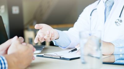 Ένας ογκολόγος απαριθμεί τέσσερα απρόσμενα συμπτώματα καρκίνου που πρέπει να γνωρίζουμε