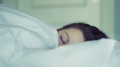 Γιατί η έλλειψη ύπνου μάς κάνει λιγότερο χαρούμενους