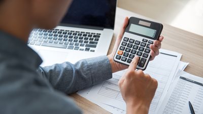 Στο 2,6% κλείδωσε η αύξηση στις εισφορές των επαγγελματιών για το 2026 -Τα νέα ποσά (πίνακες)