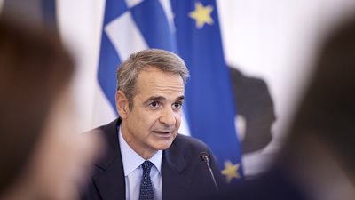Με περιοδείες και καθημερινότητα οι απαντήσεις Μητσοτάκη στον Σαμαρά