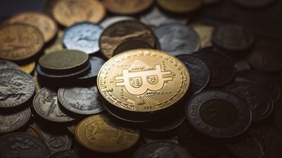 Bitcoin: Μετά από 10 χρόνια "σύμπλευσης" με τις αμερικανικές μετοχές, αποχαιρετά το φετινό ράλι