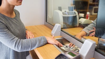 Οι Έλληνες αυξάνουν τις καταθέσεις τους - H θετική επίπτωση για τις τράπεζες