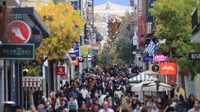 Κοσμοπλημμύρα σε Ερμού και εμπορικό κέντρο της Αθήνας λόγω καλού καιρού και ... παράτασης Black Friday