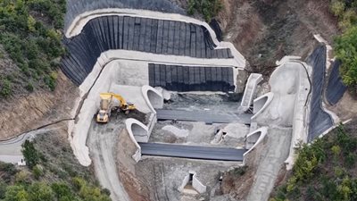 Μόνο η άσφαλτος μένει στον αυτοκινητόδρομο Ε65