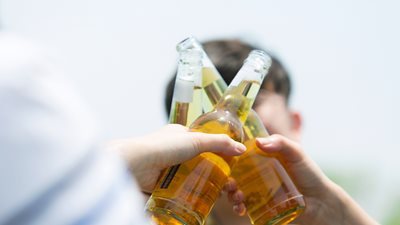 Αλκοόλ, κάπνισμα, παράνομες ουσίες και τυχερά παιχνίδια: Οι συνήθειες των 16χρονων στην Ελλάδα