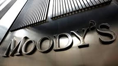 Moody's: Σταθερή αλλά υποτονική η παγκόσμια ανάπτυξη - Οι γεωπολιτικοί κίνδυνοι και η φούσκα της ΑΙ