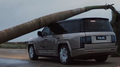 Τι συμβαίνει αν ρίξεις δέντρο 2 τόνων στο πολυτελές SUV της BYD (video)