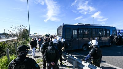 Ένταση στην Πάτρα – Μπλόκο της ΕΛΑΣ στους αγρότες πριν τη γέφυρα Ρίου-Αντιρρίου