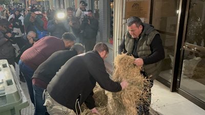 Κλιμακώνουν τις κινητοποιήσεις οι αγρότες - Τρακτέρ στο κέντρο της Λάρισας πριν την αυριανή πανελλαδική συνέλευση της Νίκαιας