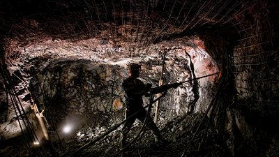 Η ΕΕ προσπαθεί να ξεφύγει από τον έλεγχο της Κίνας στα κρίσιμα ορυκτά - Μπορεί να το αντέξει οικονομικά;